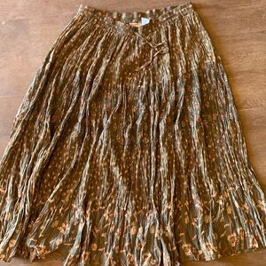 White stage patterned flowy skirt